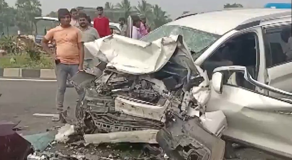 Three killed after two cars collide head-on in Andhra Pradesh | Video