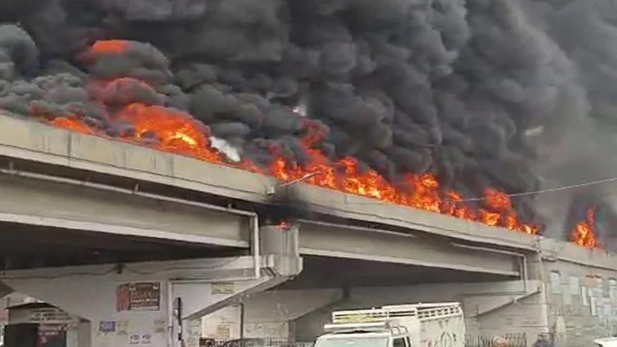 Massive blaze on Ludhiana flyover as oil tanker overturns | Watch VIDEO