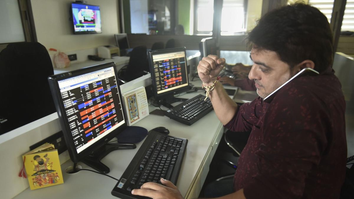 FII, DII data: FPIs purchased shares worth Rs 550 Cr, DIIs added shares worth Rs 609 Cr on November 15, Wednesday