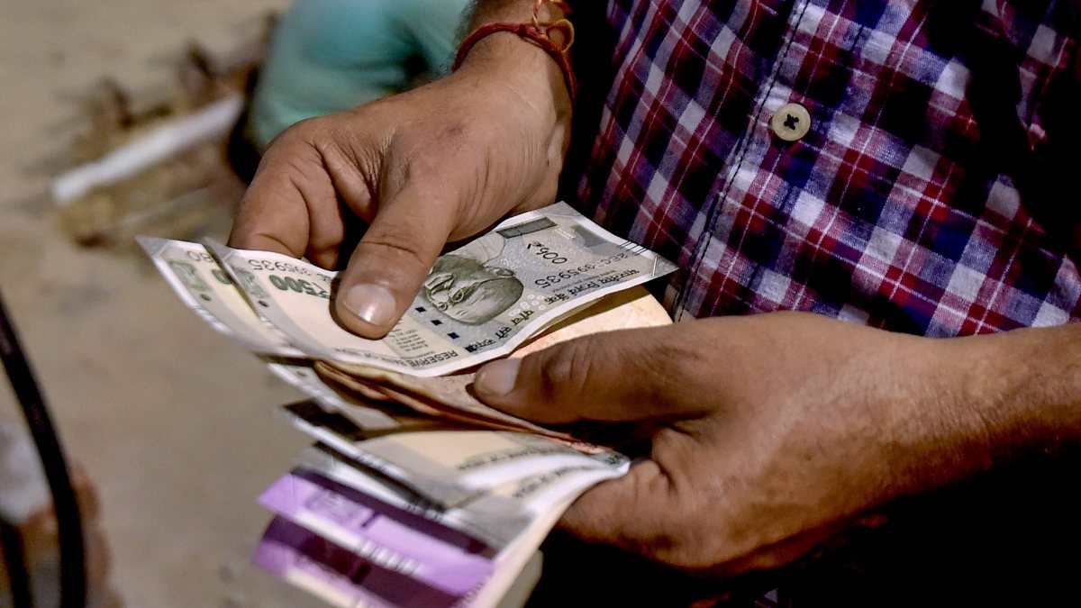 Global uncertainty drives Rupee below key resistance level; USDINR pair predicted to touch 83.50 levels