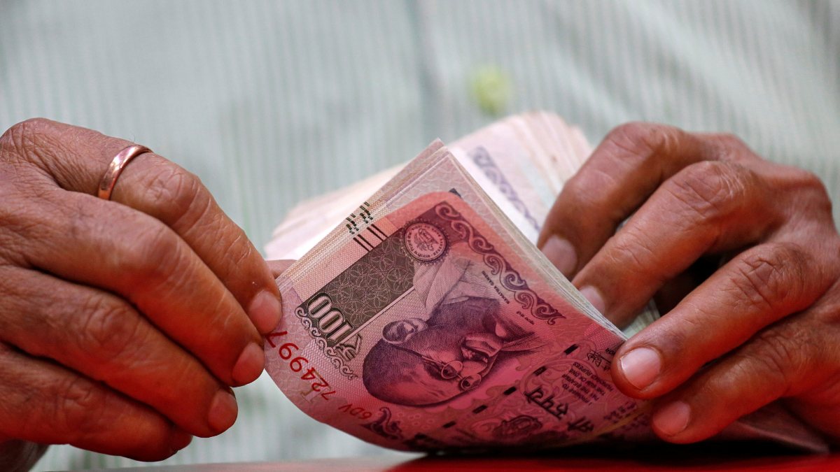 Rupee consolidates in a range, US dollar witnesses winning streak; traders eye ECB, BoE policies